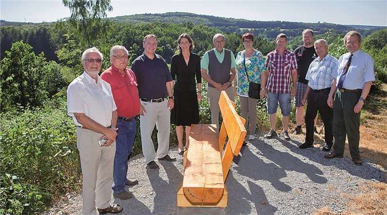 Eine Sitzbank auf dem “Höhenweg” in Dierdorf-Wienau wurde nun feierlich eingeweiht. privat