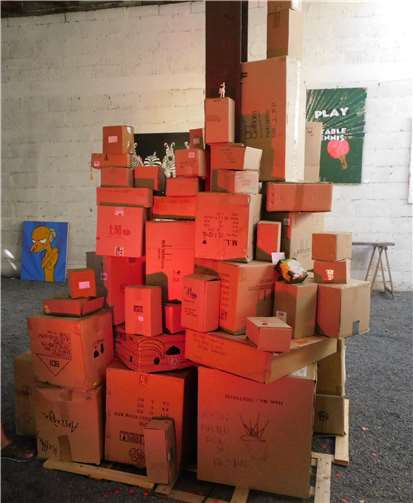 Eine Skulptur, die den Konsumterror anprangert.