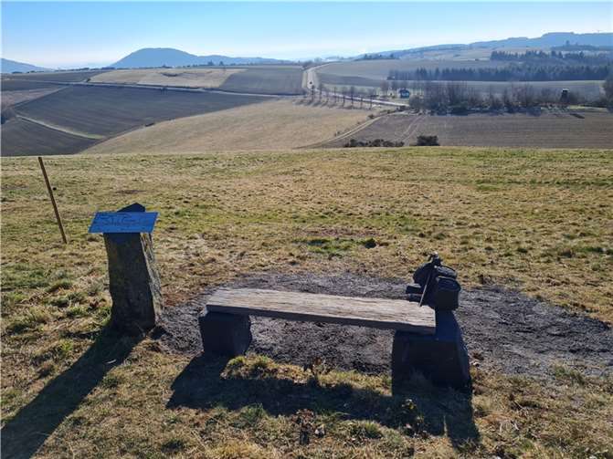 Eine Skulptur mit Bank ziert seit Neustem den Panoramaweg in Kirchwald.  Fotos: privat
