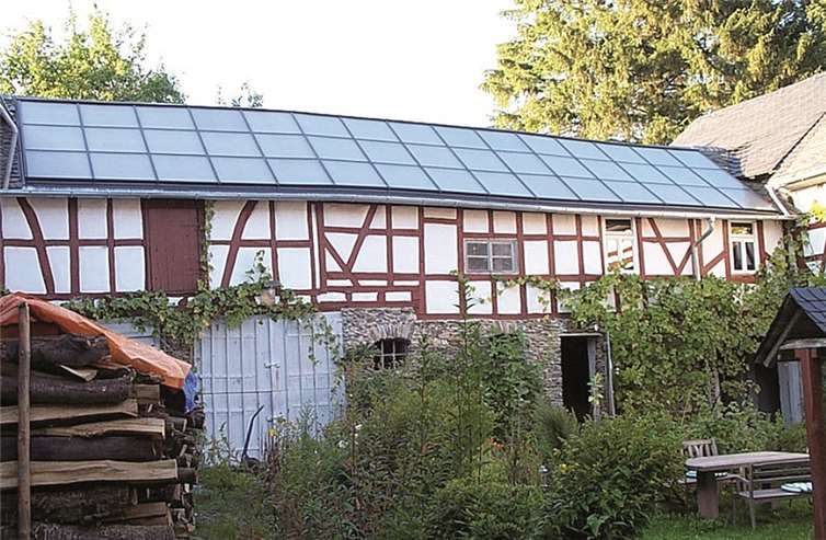 Eine Solaranlage für Warmwasser- und Heizungsunterstützung ist nicht für jeden Haushalt und jedes Dach geeignet. Bei diesem Fachwerkbau, der zusätzlich mit Holz geheizt wird, hat sich die Investition gelohnt. H. Kitzerow
