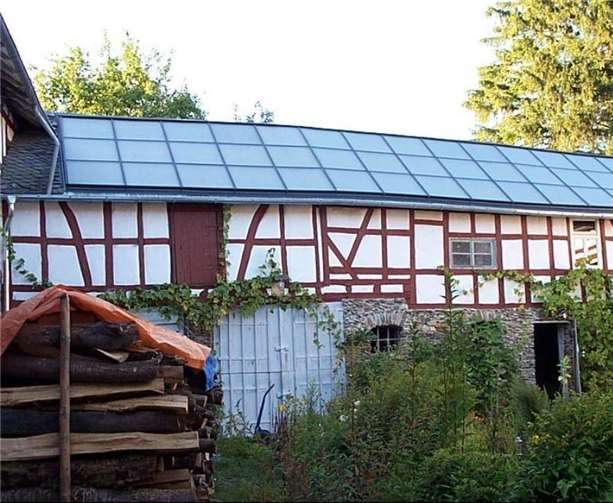 Eine Solaranlage für Warmwasser- und Heizungsunterstützung ist nicht für jeden Haushalt und jedes Dach geeignet. Bei diesem Fachwerkbau, der zusätzlich mit Holz geheizt wird, hat sich die Investition gelohnt.VZ RLP/H. Kitzerow
