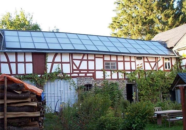Eine Solaranlage für Warmwasser- und Heizungsunterstützung ist nicht für jeden Haushalt und jedes Dach geeignet. Bei diesem Fachwerkbau, der zusätzlich mit Holz geheizt wird, hat sich die Investition gelohnt.VZ RLP/H. Kitzerow