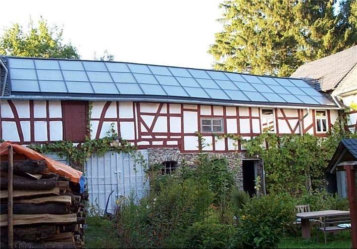 Eine Solaranlage für Warmwasser- und Heizungsunterstützung ist nicht für jeden Haushalt und jedes Dach geeignet. Bei diesem Fachwerkbau, der zusätzlich mit Holz geheizt wird, hat sich die Investition gelohnt. VZ RLP/H. Kitzerow