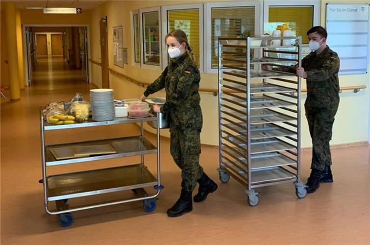 Eine Soldatin und ein Soldat von der Unteroffizierschule der Luftwaffe unterstützen bei der Essensausgabe im Rahmen einer Amtshilfe während der Corona-Pandemie. Copyright: Bundeswehr/Ulla Matthes Foto: Yvonne Albert
