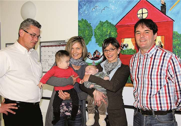 Eine Spende für Jasmin und Luca übergab Claus Trilling vom Autohaus Nossmann im Kinderheim Dr. Dawo v.li.: Geschäftsführer Claus Trilling, Wohngruppenleiterin Heidi Pfahl mit Jasmin, Nicole Willems mit dem kleinen Marc und Oliver Stölben. -STEIN-