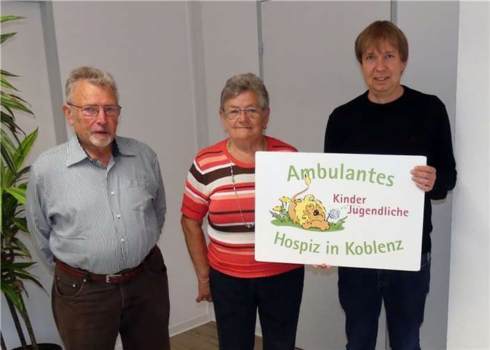 Eine Spende in Höhe von 1.000 Euro übergaben Marlies und Reinhold Höfer an Dirk Griesel (re.) vom ambulante Kinder- und Jugendhospiz in Koblenz.Foto: privat