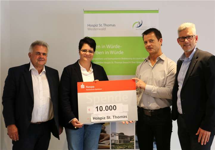Eine Spende in Höhe von 10.000 Euro wurde von Klöckner Pentaplast an das Hospiz St. Thomas übergeben.privat