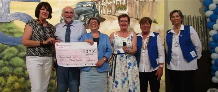 Eine Spende in Höhe von 275 Euro zur Förderung der weiteren Jugendarbeit wurde überreicht.privat