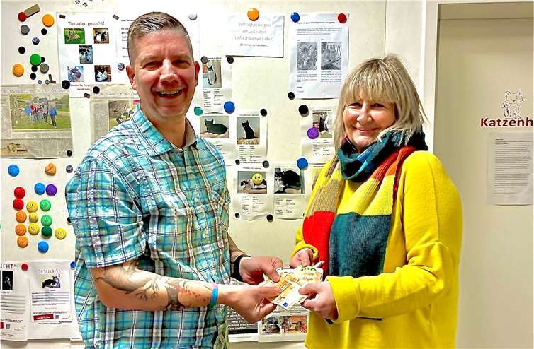 Eine Spende in Höhe von 400 Euro überreichte die Deloro Wear Solutions GmbH dem Andernacher Tierheim. Foto: privat