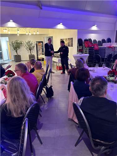 Eine Spende in Höhe von 500 Euro Spende wurde an Stefan Eutenbach übergeben.  Foto: BVMW Rhein-Wied und Westerwald