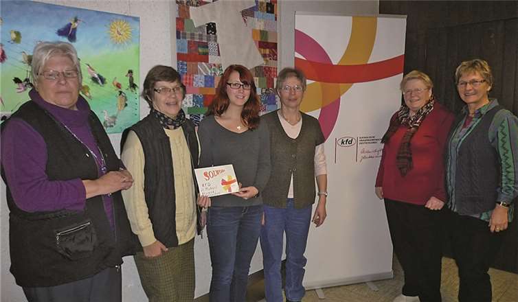 Eine Spende in Höhe von 500 Euro übergab die kfd St. Michael in Feldkirchen der Organisation SOLWODI. privat