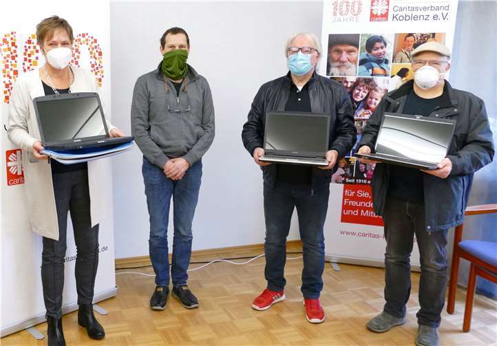 Eine Spende mit Nachhaltigkeit und zur Verbesserung der Bildungschancen. Von links nach rechts: Caritasdirektorin Martina Best-Liesenfeld, EDV-Administrator Marko Lorenz, Paul Schuh und Michael Krämer von der Band Terra Nova.Quelle: Caritasverband Koblenz e.V.