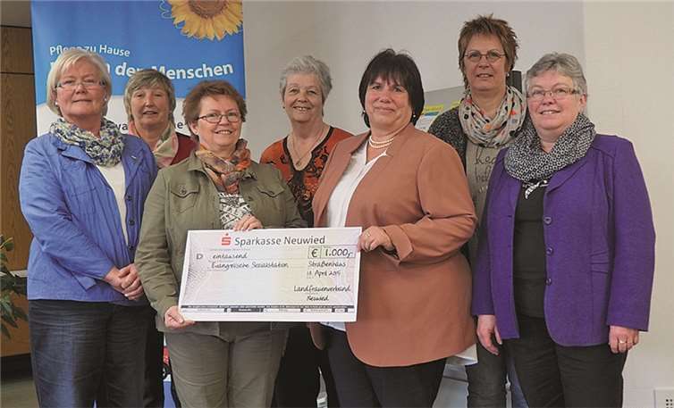 Eine Spende über 1.000 Euro überreichte der LandFrauenverband der Evangelischen Sozialstation Straßenhaus. privat