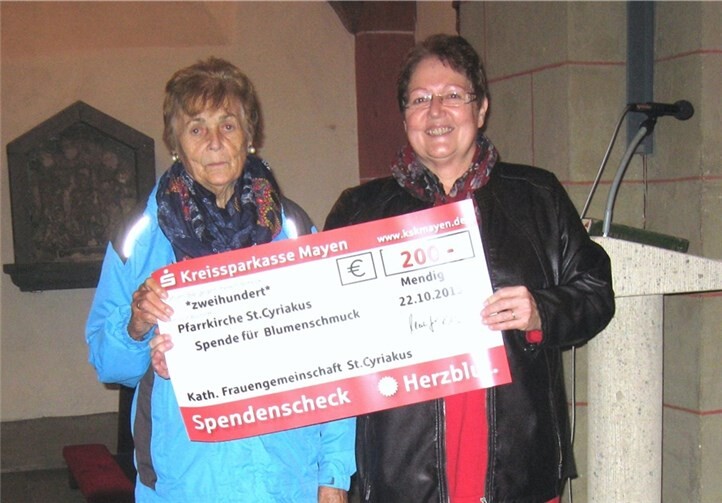 Eine Spende über 200 Euro wurde an die Küsterin von St. Cyriakus für Blumenschmuck übergeben. privat