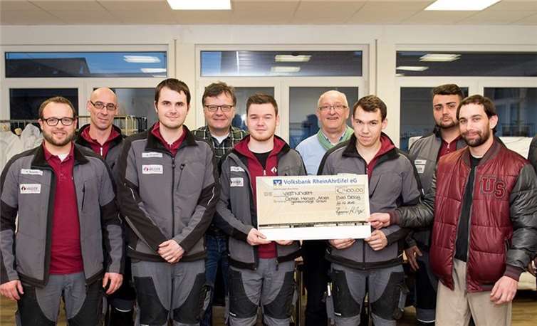 Eine Spende über 400 Euro übergaben die Mitarbeiter der Firma Hilger an Option Mensch Arbeit. privat