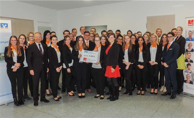 Eine Spende über 6.000 Euro übergab die Volksbank RheinAhrEifel an Nadine Otta von der DKMS. privat