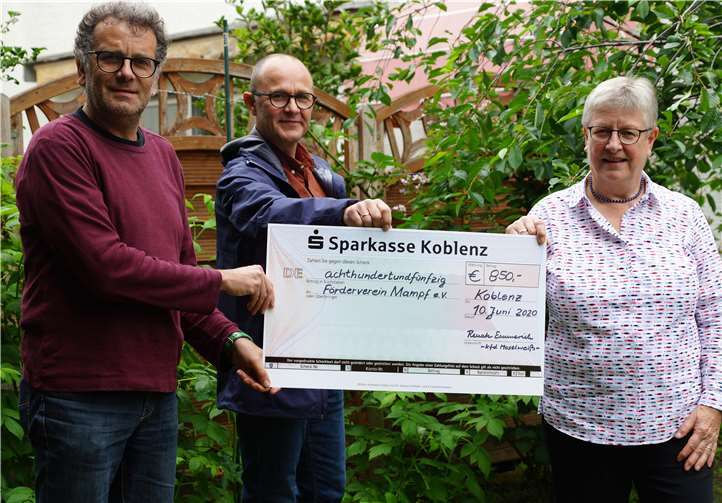 Eine Spende von 850 Euro konnte an den Förderverein Mampf übergeben werden.Quelle: kfd Moselweiß