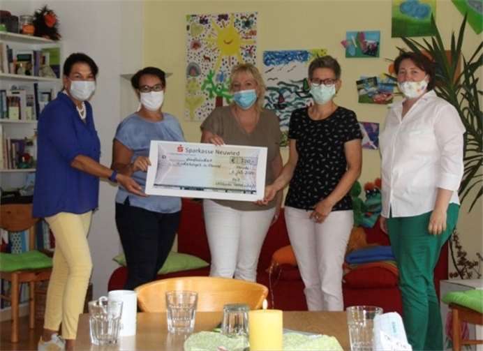 Eine Spende von Kindern für Kinder überreichte der Möhnenclub Zuckerklümpchen an den ambulanten Kinder- und Jugendhospizdienst. Foto: privat