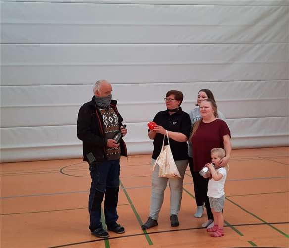 Eine Spende wurde an Karsten Fauss & Familie übergeben.  Foto: TV Urbar