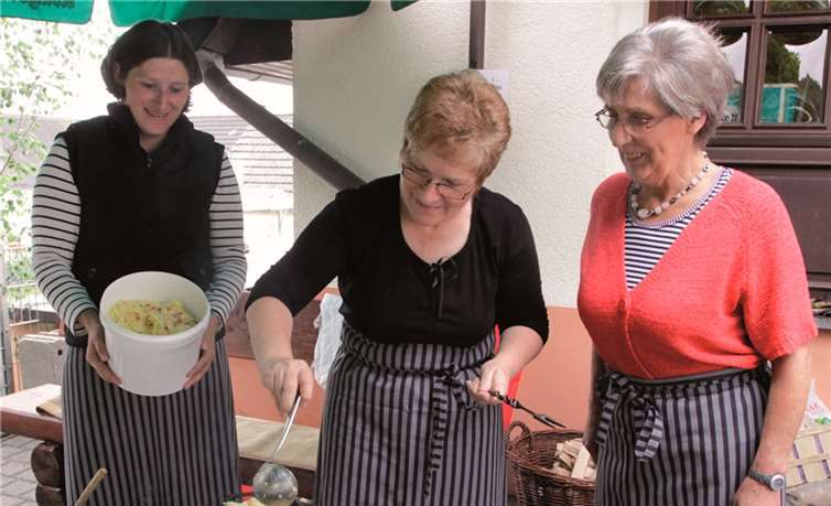 Eine Spezialität sind die Kartoffelwaffeln über Holzfeuer in gusseisernen Waffeleisen gebacken. SES