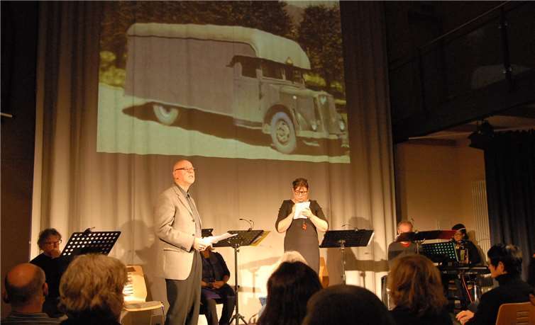 Eine Spielszene: Ein perfektionistischer NS-Ingenieur diktiert seiner Sekretärin die Verbesserungsvorschläge für den Vergasungswagen.