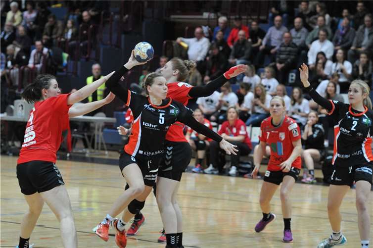 Eine Spielszene:Koblenz Handball 2. Bundesliga Frauen Vulkan-Ladies Koblenz/Weibern gegen SV Union Halle-Neustadt Andreas Walz
