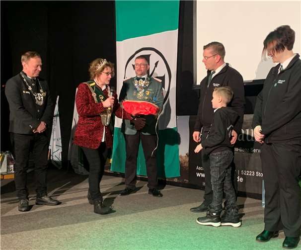 Eine Sporttasche seines Lieblings-Fußballclubs hatten die 1. Bundeskönigin Andrea Reiprich und ihr Prinzgemahl Thomas Herschbach für Bundesbambini-Prinz Simon Bensch im Gepäck. Darüber freuten sich auch Simons Eltern Maria und Christian Bensch sowie der 1. Brudermeister der Stolberger Sebastianus Schützen, Stefan Doncks. Foto: Tobias Herbst