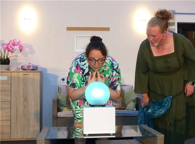 Eine Sprachbox namens Alessa stand beim gleichnamigen Theaterstück der Möntenicher Hofnarren im amüsanten Mittelpunkt. Fotos: TE