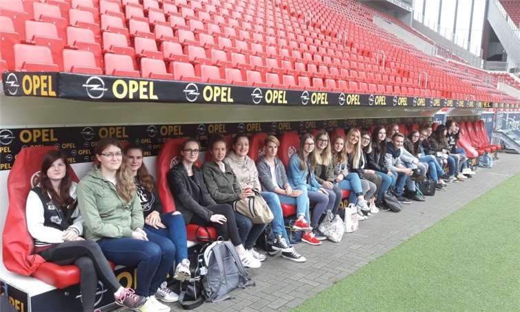 Eine Stadionführung auf Englisch erlebten die Schülerinnen und Schüler der Abschlussklassen der Fachoberschule Untermosel in der Coface Arena, dem Stadion von Mainz 05.privat