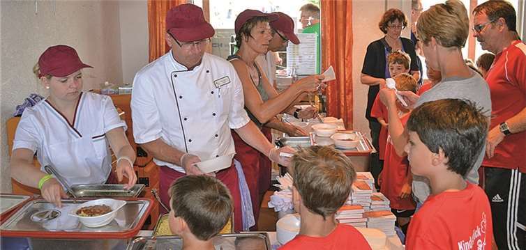 Eine Stärkung ist bei den Kickern der F-Jugend stets willkommen.  Privat