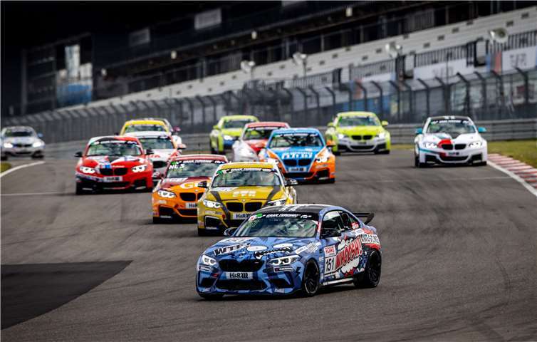 Eine Startaufnahme zum NLS 3. Lauf 2020, 52. ADAC Barbarossapreis auf dem Nürburgring. Foto: Gruppe C Photography
