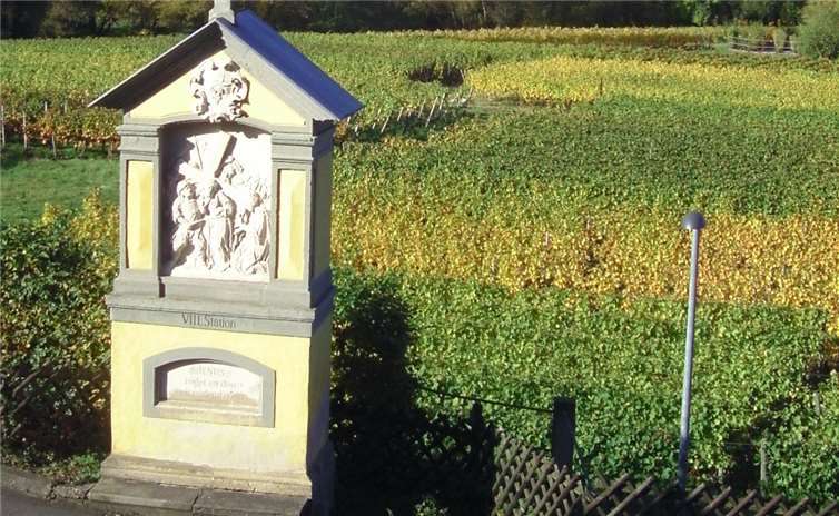 Eine Station des Kreuzweges mit bunter Herbstfärbung im Hintergrund. Werner Schüller