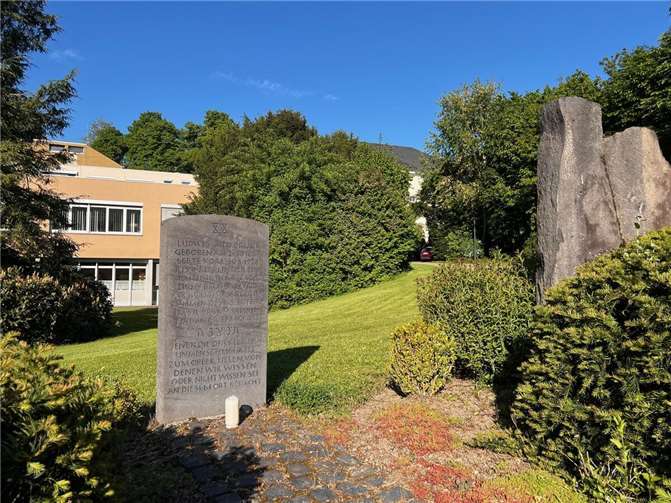 Eine Stele vor dem Hauptgebäude der Barmherzigen Brüder Saffig gedenkt dem Patienten Ludwig Otto Brück und allen Menschen, die in der NS-„Euthanasie“ deportiert und ermordet wurden. Foto: Ben Schulze