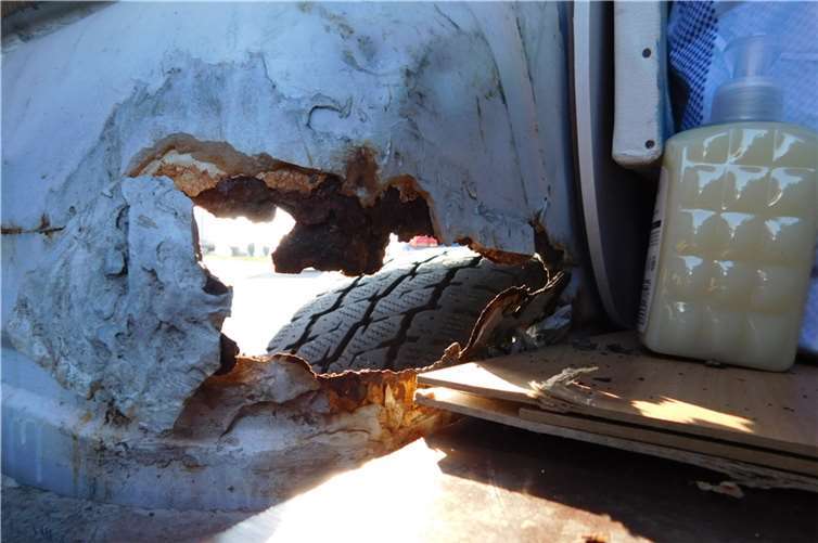 Eine Stelle am hinteren Radkasten war gänzlich durchgerostet. Fotos: Polizei