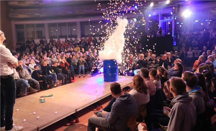 Eine Stickstoffexplosion schleuderte 1500 Tischtennisbälle in die Luft. privat