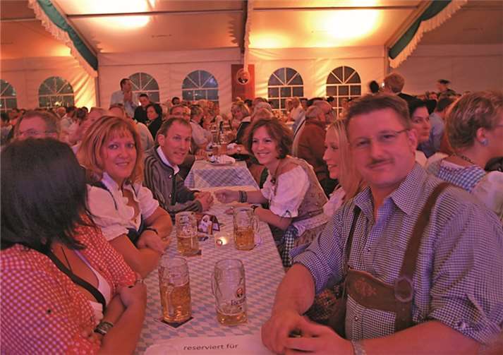Eine Stimmung fast wie auf der „Wiesn“ und Geschäftsführer Ralf Schwammkrug freute sich über den tollen Zuspruch im Festzelt.