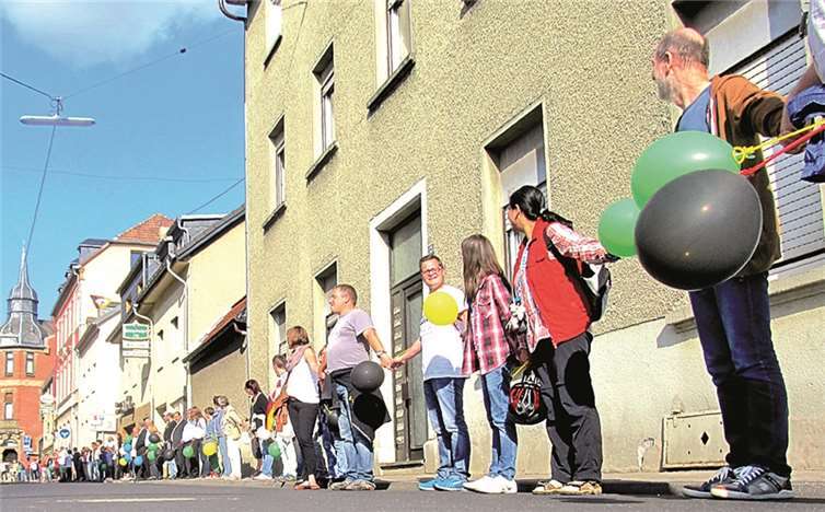 Eine Straße voller Menschen. privat