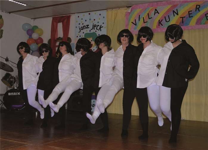 Eine Supernummer war auch der Tanz der Jecken, der „Strumpfhosentanz“ in Schwarz-Weiß. AB