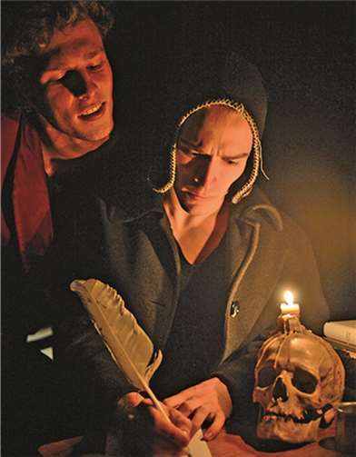 Eine Szene aus FAUSTeins.