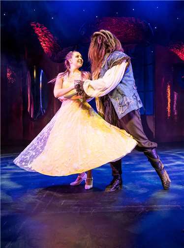 Eine Szene aus dem Musical „Die Schöne und das Biest“. www.nilzboehme.de