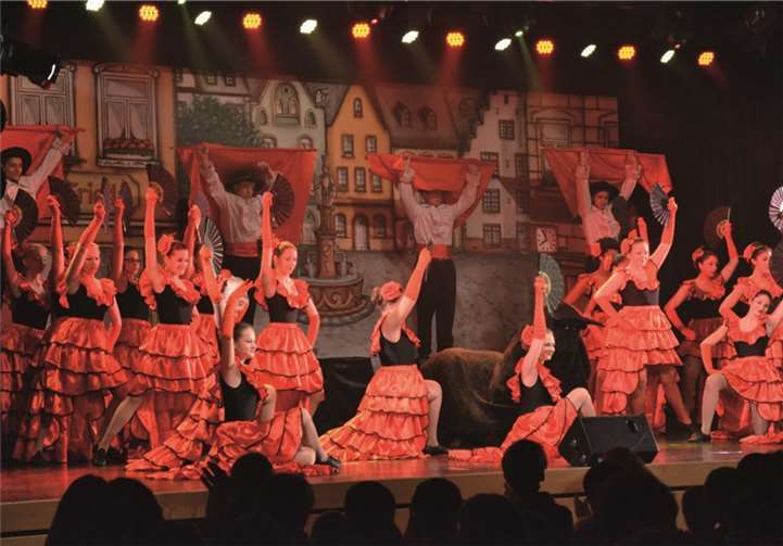 Eine Szene aus dem Musical - der spanische Tanz. Martin Becker/Hans Bretz