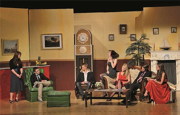 Eine Szene aus dem Theaterstück „Trink nicht - stirb trotzdem“. Jona Sbrzesny