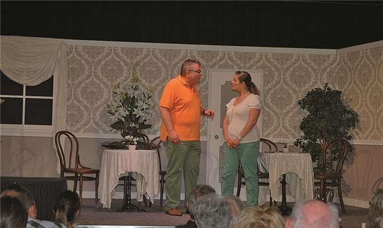 Eine Szene des Theaterstücks „Das Rheinhotel Löwenburg“. -STUHA-