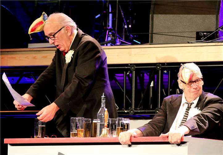 Eine Szene mit Alich und Pause bei ihrer Präsidiumsrede. Harald Kirsch