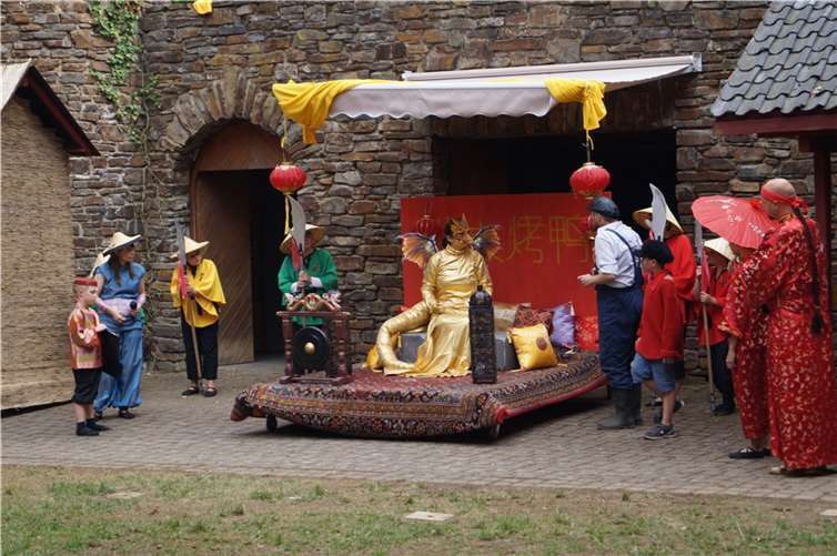 Eine Szene wie aus einem chinesischen Märchen: Der goldene Drache der Weisheit sagt die Zukunft voraus.