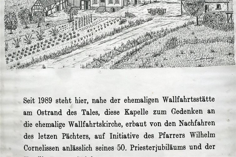 Eine Tafel an der Außenwand der Kapelle mit historischen Angaben und einer Zeichnung von Wolfgang Pantenburg