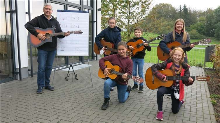 Eine Teilgruppe des Gitarrenkurses.Fotos: Jugendpflege der VG Selters