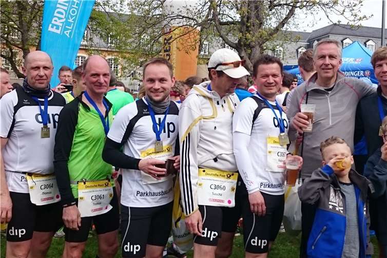 Eine Topplatzierung erreichte Jendrik Graß (ganz r.) zudem mit seinem Firmenteam DIP GmbH Bad Honnef. Platz 23 von 364 Firmenteams!privat