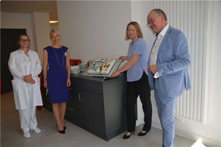 Jetzt ist Raum für mehr Patienten Eine Torte gab`s auch zur Einweihung! (Von links: Miriam Knie, Claudia Höfner, Sabine Anspach und Dr. Andreas Tecklenburg).