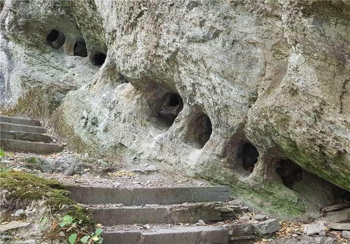 Eine Tour auf dem sehenswerten Weg unter dem Motto „Wandern und Literatur“ erwartet die Seniorinnen und Senioren. Dekanat Nassauer Land